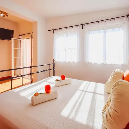 Villa In Albufeira Near Praia Dos Pescadores * Albufeira